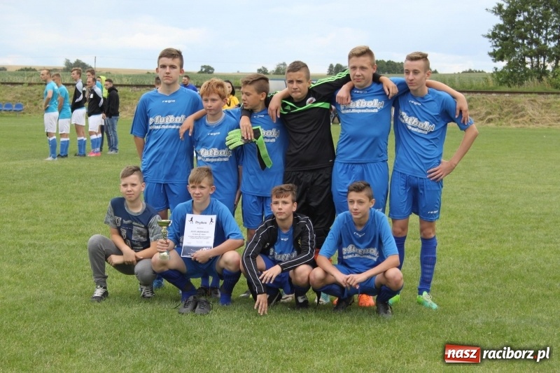 Zdjęcie w galerii na portalu naszraciborz.pl: Piłkarze Krzanowic z Pucharem Prezesa LKS Cyprzanów wiadomości z regionu