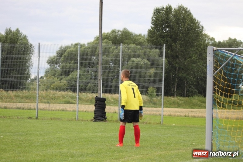 Zdjęcie w galerii na portalu naszraciborz.pl: Piłkarze Krzanowic z Pucharem Prezesa LKS Cyprzanów wiadomości z regionu