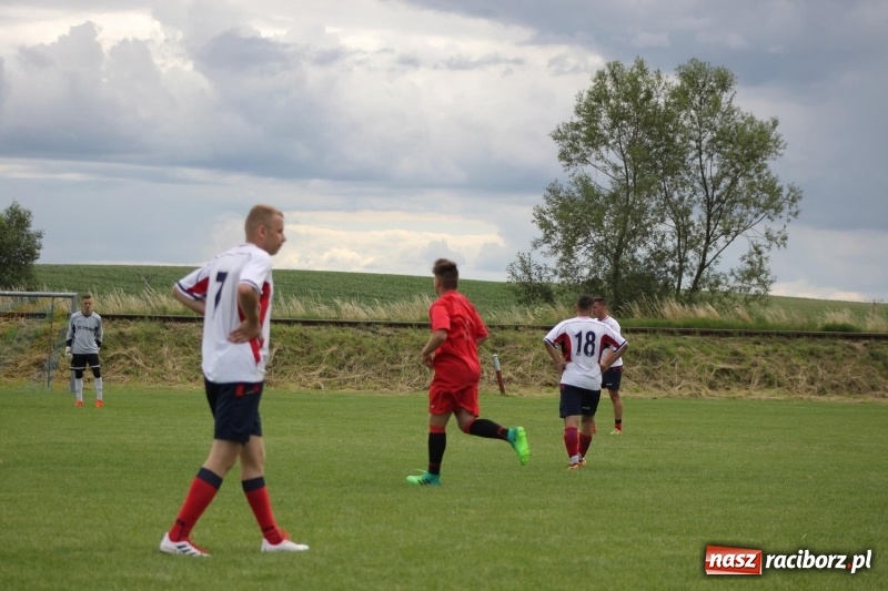 Zdjęcie w galerii na portalu naszraciborz.pl: Piłkarze Krzanowic z Pucharem Prezesa LKS Cyprzanów wiadomości z regionu