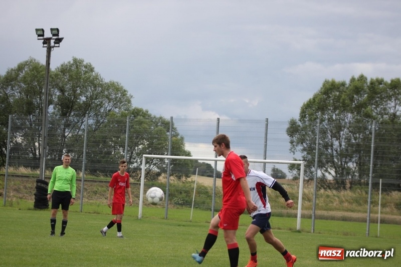 Zdjęcie w galerii na portalu naszraciborz.pl: Piłkarze Krzanowic z Pucharem Prezesa LKS Cyprzanów wiadomości z regionu