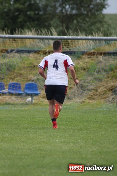 Zdjęcie w galerii na portalu naszraciborz.pl: Piłkarze Krzanowic z Pucharem Prezesa LKS Cyprzanów wiadomości z regionu