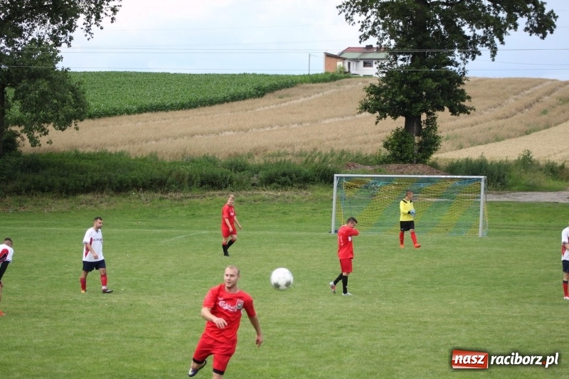 Zdjęcie w galerii na portalu naszraciborz.pl: Piłkarze Krzanowic z Pucharem Prezesa LKS Cyprzanów wiadomości z regionu