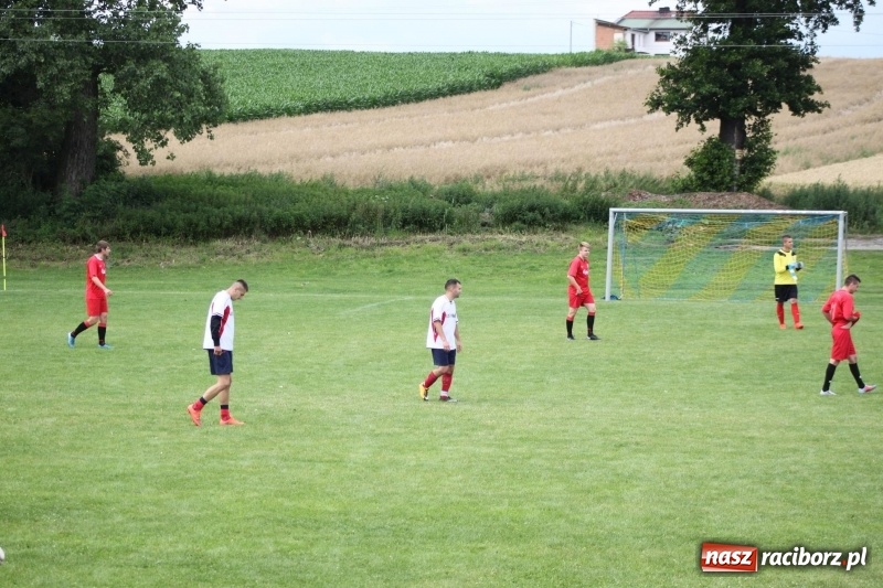 Zdjęcie w galerii na portalu naszraciborz.pl: Piłkarze Krzanowic z Pucharem Prezesa LKS Cyprzanów wiadomości z regionu