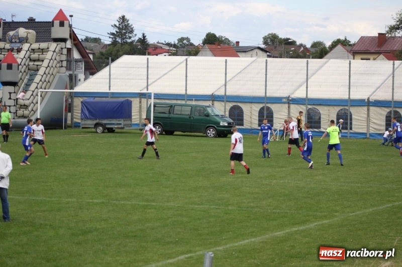 Zdjęcie w galerii na portalu naszraciborz.pl: Piłkarze Krzanowic z Pucharem Prezesa LKS Cyprzanów wiadomości z regionu