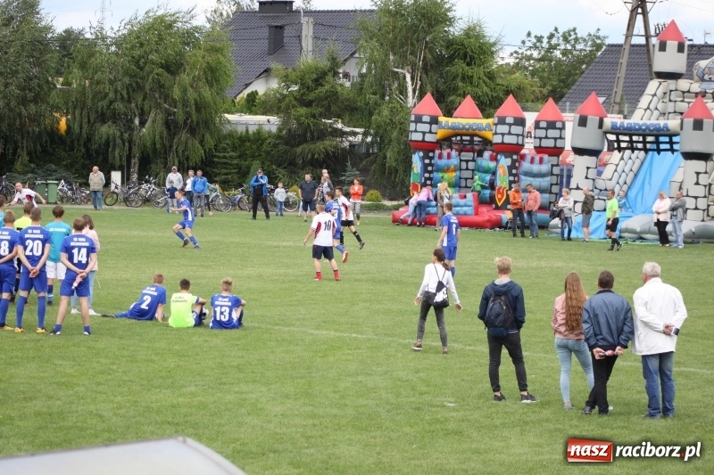 Zdjęcie w galerii na portalu naszraciborz.pl: Piłkarze Krzanowic z Pucharem Prezesa LKS Cyprzanów wiadomości z regionu