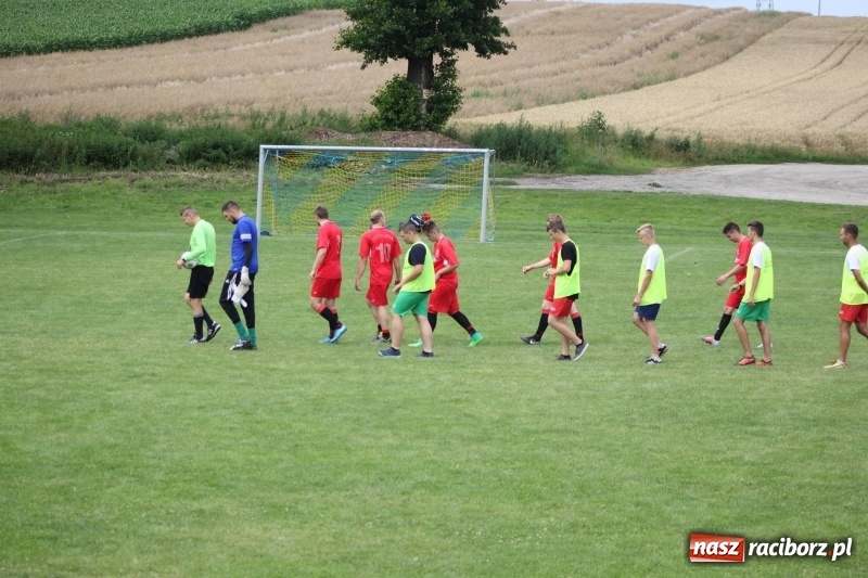 Zdjęcie w galerii na portalu naszraciborz.pl: Piłkarze Krzanowic z Pucharem Prezesa LKS Cyprzanów wiadomości z regionu