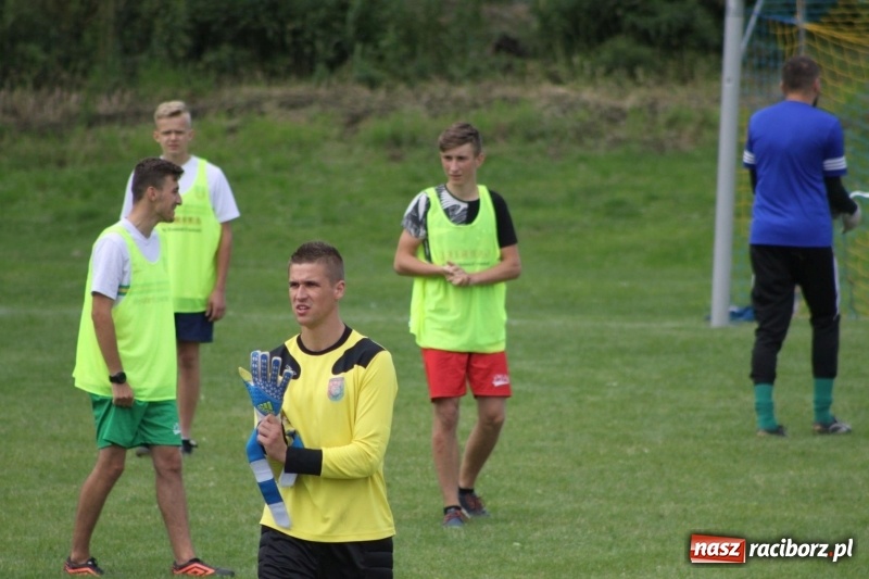 Zdjęcie w galerii na portalu naszraciborz.pl: Piłkarze Krzanowic z Pucharem Prezesa LKS Cyprzanów wiadomości z regionu