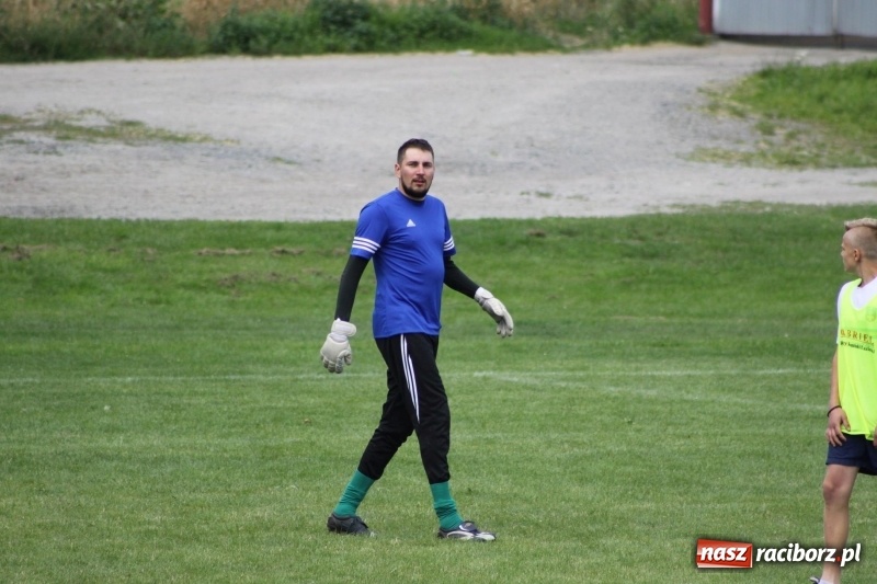 Zdjęcie w galerii na portalu naszraciborz.pl: Piłkarze Krzanowic z Pucharem Prezesa LKS Cyprzanów wiadomości z regionu