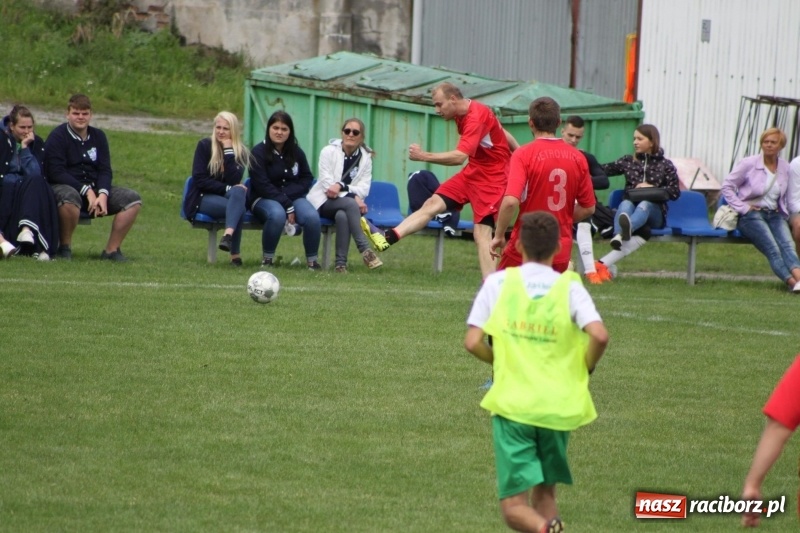 Zdjęcie w galerii na portalu naszraciborz.pl: Piłkarze Krzanowic z Pucharem Prezesa LKS Cyprzanów wiadomości z regionu