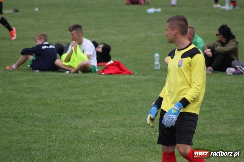 Zdjęcie w galerii na portalu naszraciborz.pl: Piłkarze Krzanowic z Pucharem Prezesa LKS Cyprzanów wiadomości z regionu