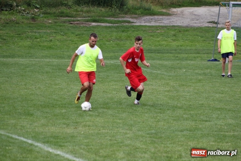 Zdjęcie w galerii na portalu naszraciborz.pl: Piłkarze Krzanowic z Pucharem Prezesa LKS Cyprzanów wiadomości z regionu