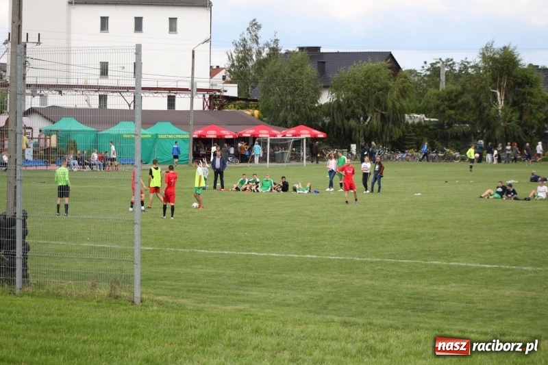 Zdjęcie w galerii na portalu naszraciborz.pl: Piłkarze Krzanowic z Pucharem Prezesa LKS Cyprzanów wiadomości z regionu