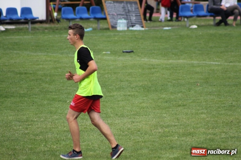 Zdjęcie w galerii na portalu naszraciborz.pl: Piłkarze Krzanowic z Pucharem Prezesa LKS Cyprzanów wiadomości z regionu