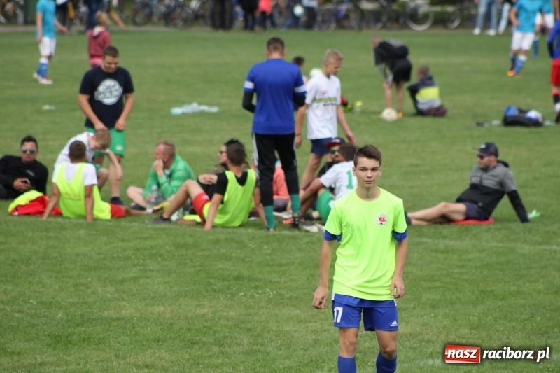 Zdjęcie w galerii na portalu naszraciborz.pl: Piłkarze Krzanowic z Pucharem Prezesa LKS Cyprzanów wiadomości z regionu