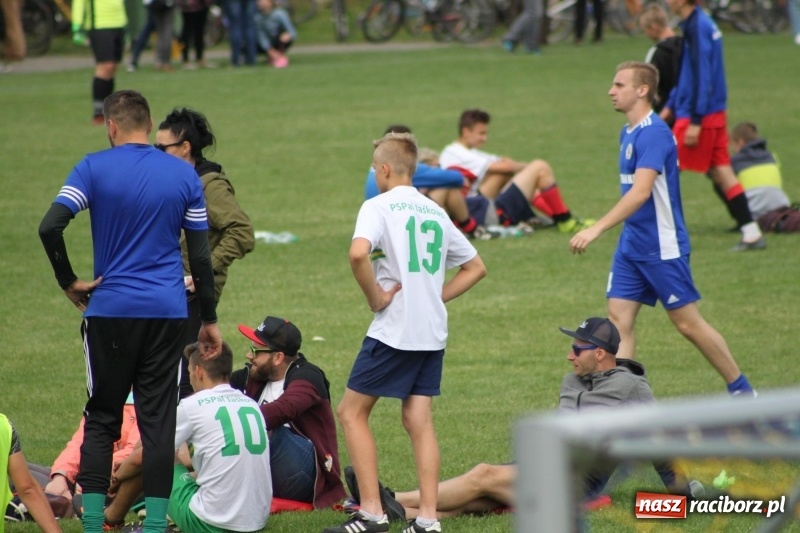 Zdjęcie w galerii na portalu naszraciborz.pl: Piłkarze Krzanowic z Pucharem Prezesa LKS Cyprzanów wiadomości z regionu