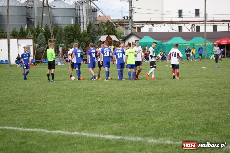 Zdjęcie w galerii na portalu naszraciborz.pl: Piłkarze Krzanowic z Pucharem Prezesa LKS Cyprzanów wiadomości z regionu