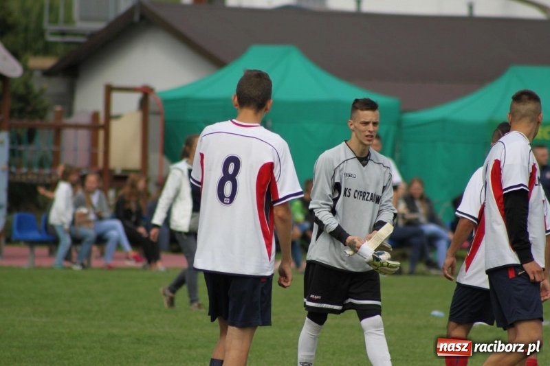Zdjęcie w galerii na portalu naszraciborz.pl: Piłkarze Krzanowic z Pucharem Prezesa LKS Cyprzanów wiadomości z regionu