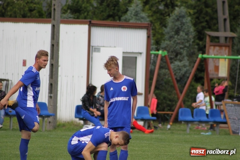 Zdjęcie w galerii na portalu naszraciborz.pl: Piłkarze Krzanowic z Pucharem Prezesa LKS Cyprzanów wiadomości z regionu