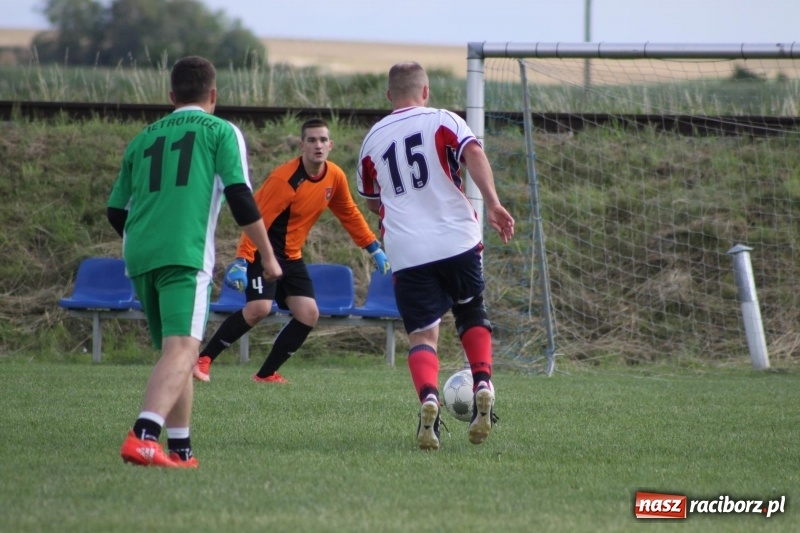 Zdjęcie w galerii na portalu naszraciborz.pl: Piłkarze Krzanowic z Pucharem Prezesa LKS Cyprzanów wiadomości z regionu