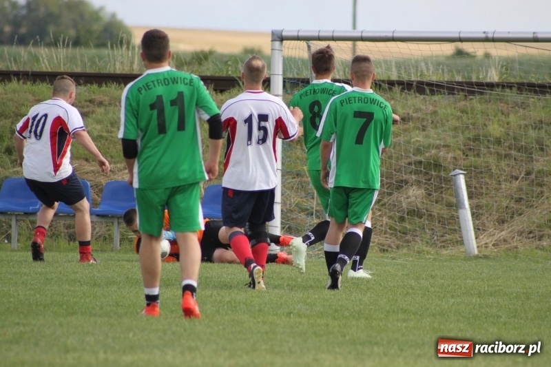 Zdjęcie w galerii na portalu naszraciborz.pl: Piłkarze Krzanowic z Pucharem Prezesa LKS Cyprzanów wiadomości z regionu