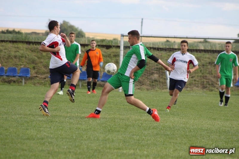 Zdjęcie w galerii na portalu naszraciborz.pl: Piłkarze Krzanowic z Pucharem Prezesa LKS Cyprzanów wiadomości z regionu