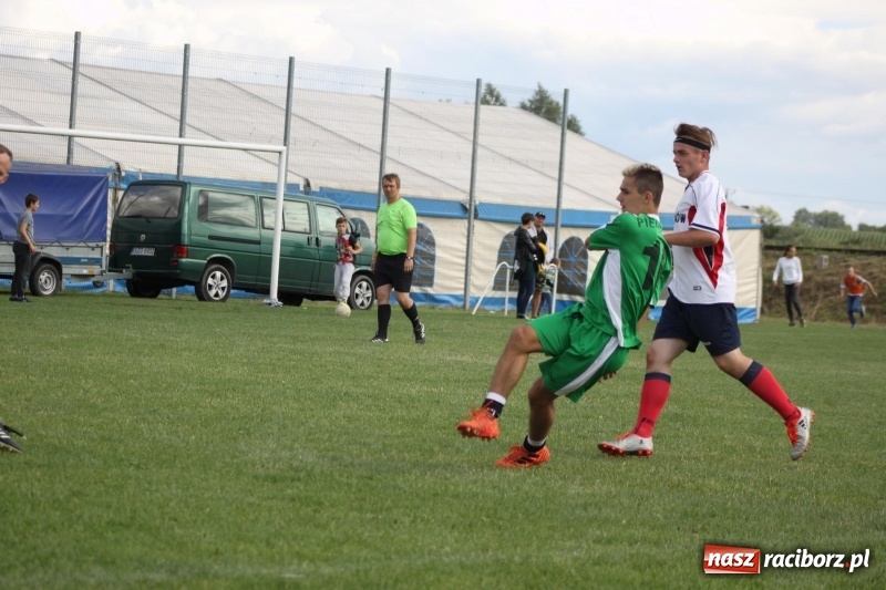 Zdjęcie w galerii na portalu naszraciborz.pl: Piłkarze Krzanowic z Pucharem Prezesa LKS Cyprzanów wiadomości z regionu