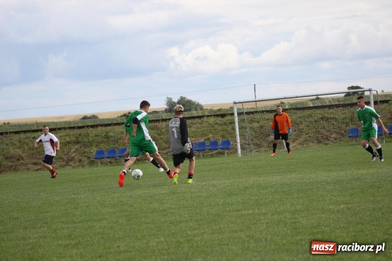 Zdjęcie w galerii na portalu naszraciborz.pl: Piłkarze Krzanowic z Pucharem Prezesa LKS Cyprzanów wiadomości z regionu