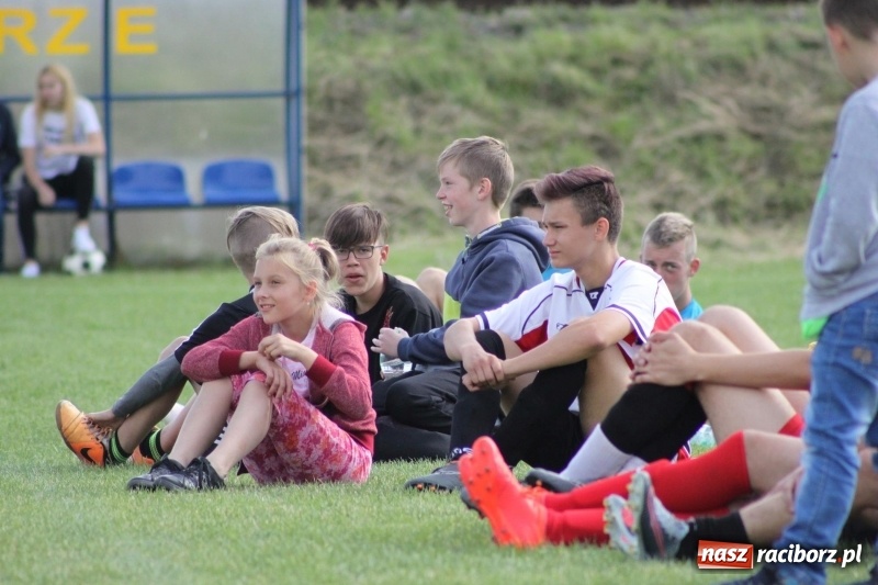 Zdjęcie w galerii na portalu naszraciborz.pl: Piłkarze Krzanowic z Pucharem Prezesa LKS Cyprzanów wiadomości z regionu