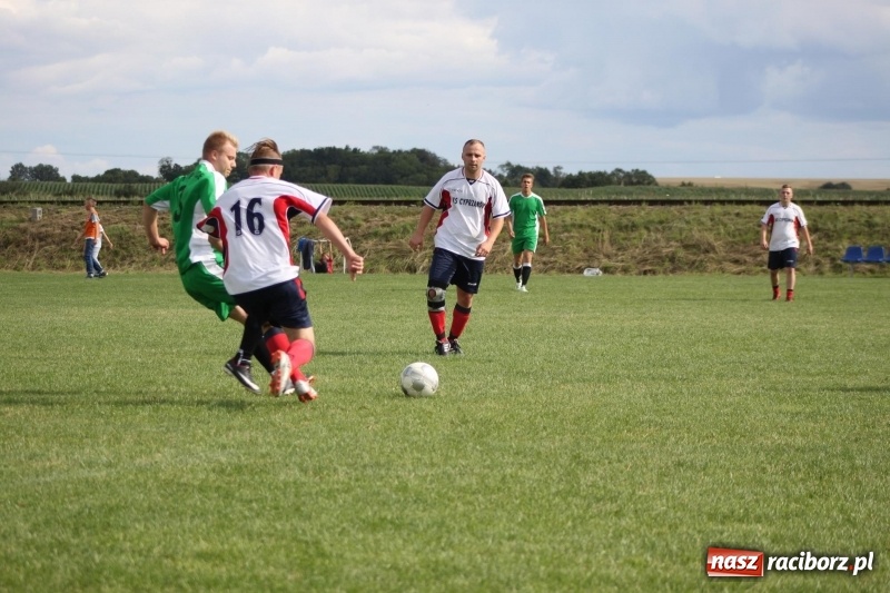 Zdjęcie w galerii na portalu naszraciborz.pl: Piłkarze Krzanowic z Pucharem Prezesa LKS Cyprzanów wiadomości z regionu