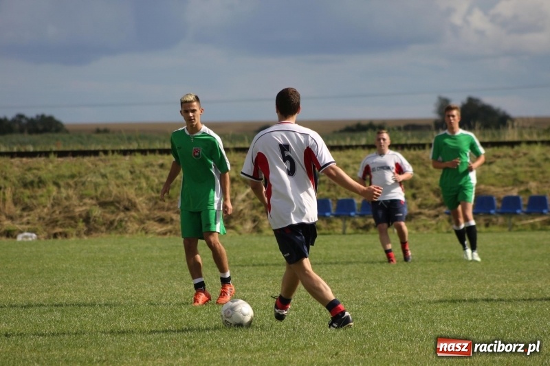 Zdjęcie w galerii na portalu naszraciborz.pl: Piłkarze Krzanowic z Pucharem Prezesa LKS Cyprzanów wiadomości z regionu