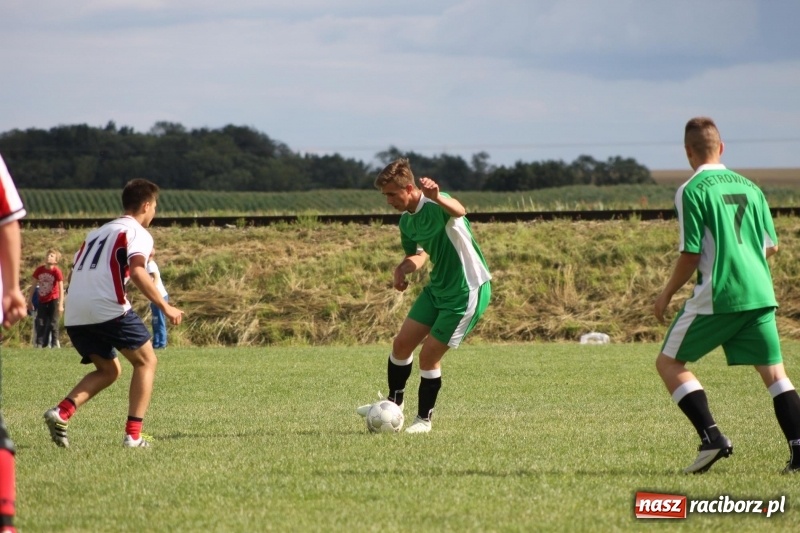 Zdjęcie w galerii na portalu naszraciborz.pl: Piłkarze Krzanowic z Pucharem Prezesa LKS Cyprzanów wiadomości z regionu