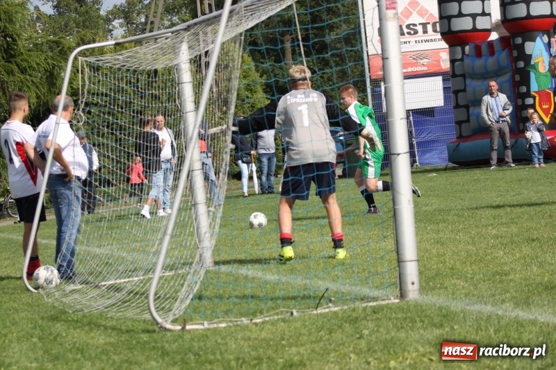 Zdjęcie w galerii na portalu naszraciborz.pl: Piłkarze Krzanowic z Pucharem Prezesa LKS Cyprzanów wiadomości z regionu