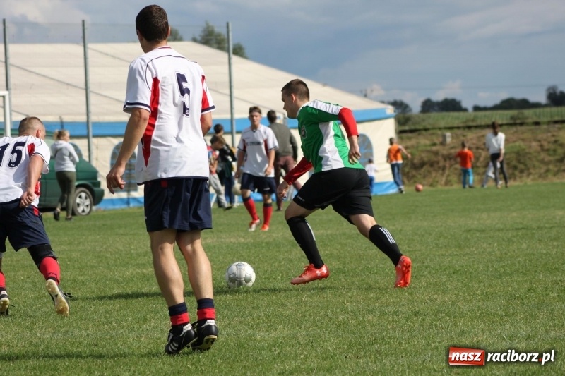 Zdjęcie w galerii na portalu naszraciborz.pl: Piłkarze Krzanowic z Pucharem Prezesa LKS Cyprzanów wiadomości z regionu