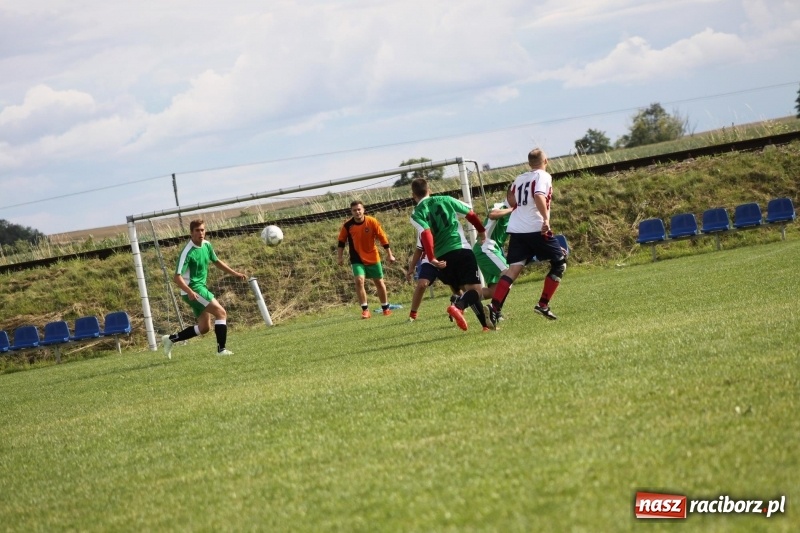 Zdjęcie w galerii na portalu naszraciborz.pl: Piłkarze Krzanowic z Pucharem Prezesa LKS Cyprzanów wiadomości z regionu