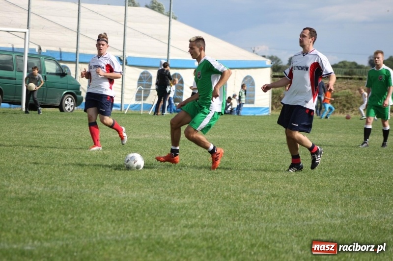 Zdjęcie w galerii na portalu naszraciborz.pl: Piłkarze Krzanowic z Pucharem Prezesa LKS Cyprzanów wiadomości z regionu
