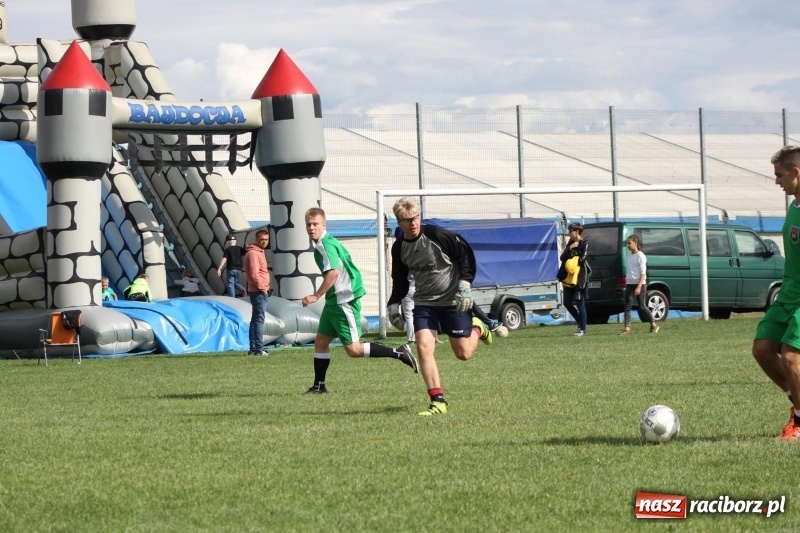 Zdjęcie w galerii na portalu naszraciborz.pl: Piłkarze Krzanowic z Pucharem Prezesa LKS Cyprzanów wiadomości z regionu