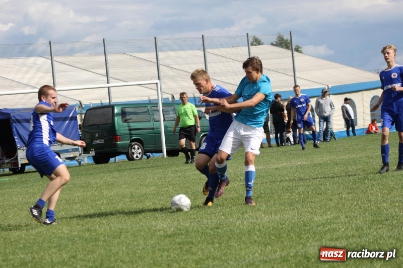 Zdjęcie w galerii na portalu naszraciborz.pl: Piłkarze Krzanowic z Pucharem Prezesa LKS Cyprzanów wiadomości z regionu