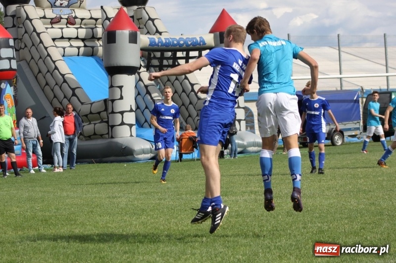 Zdjęcie w galerii na portalu naszraciborz.pl: Piłkarze Krzanowic z Pucharem Prezesa LKS Cyprzanów wiadomości z regionu