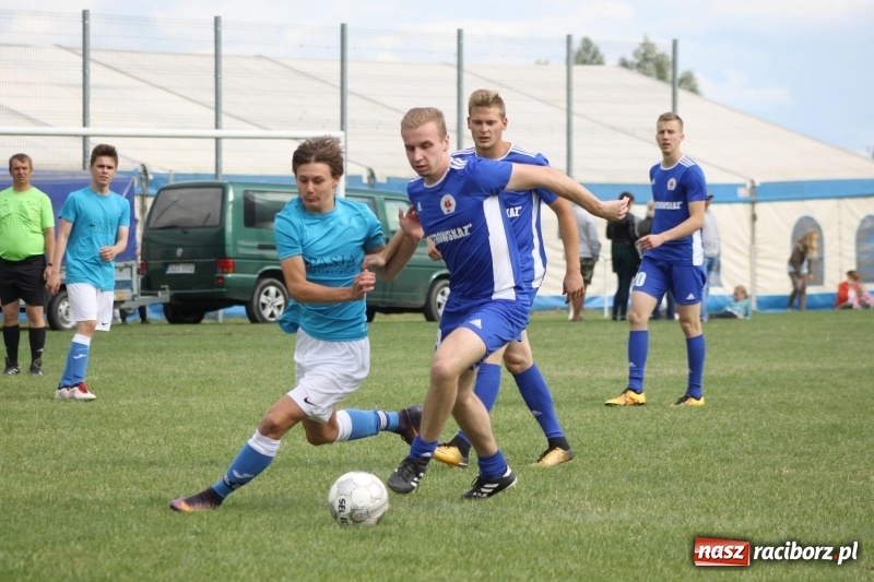 Zdjęcie w galerii na portalu naszraciborz.pl: Piłkarze Krzanowic z Pucharem Prezesa LKS Cyprzanów wiadomości z regionu