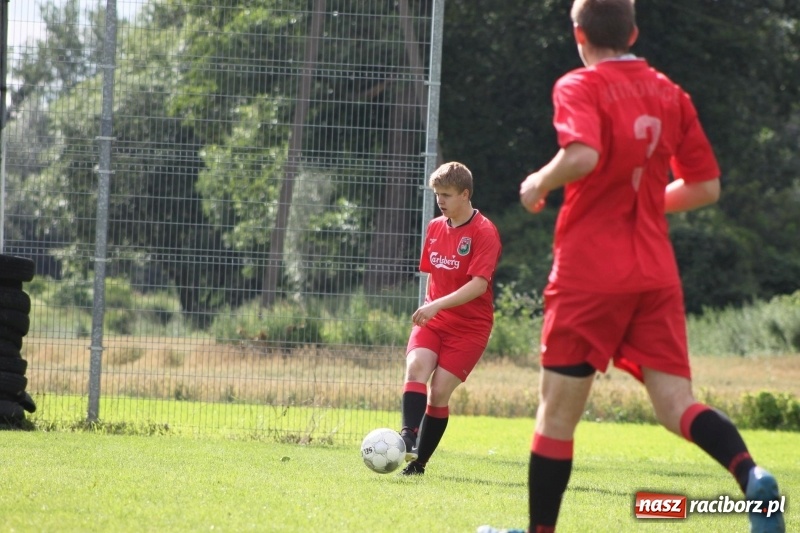 Zdjęcie w galerii na portalu naszraciborz.pl: Piłkarze Krzanowic z Pucharem Prezesa LKS Cyprzanów wiadomości z regionu