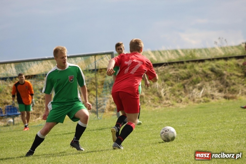 Zdjęcie w galerii na portalu naszraciborz.pl: Piłkarze Krzanowic z Pucharem Prezesa LKS Cyprzanów wiadomości z regionu