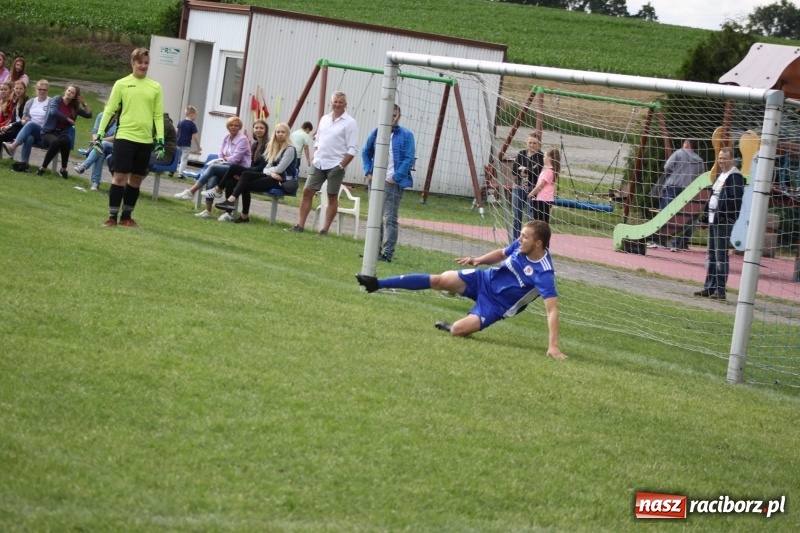 Zdjęcie w galerii na portalu naszraciborz.pl: Piłkarze Krzanowic z Pucharem Prezesa LKS Cyprzanów wiadomości z regionu