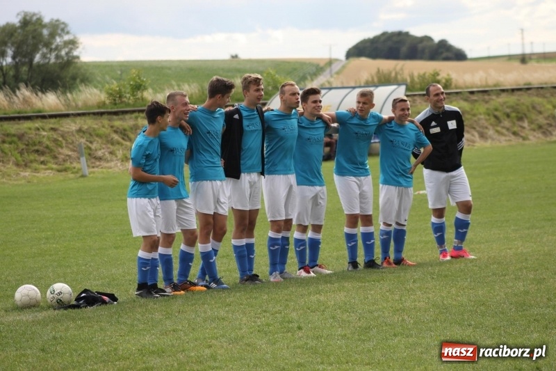 Zdjęcie w galerii na portalu naszraciborz.pl: Piłkarze Krzanowic z Pucharem Prezesa LKS Cyprzanów wiadomości z regionu
