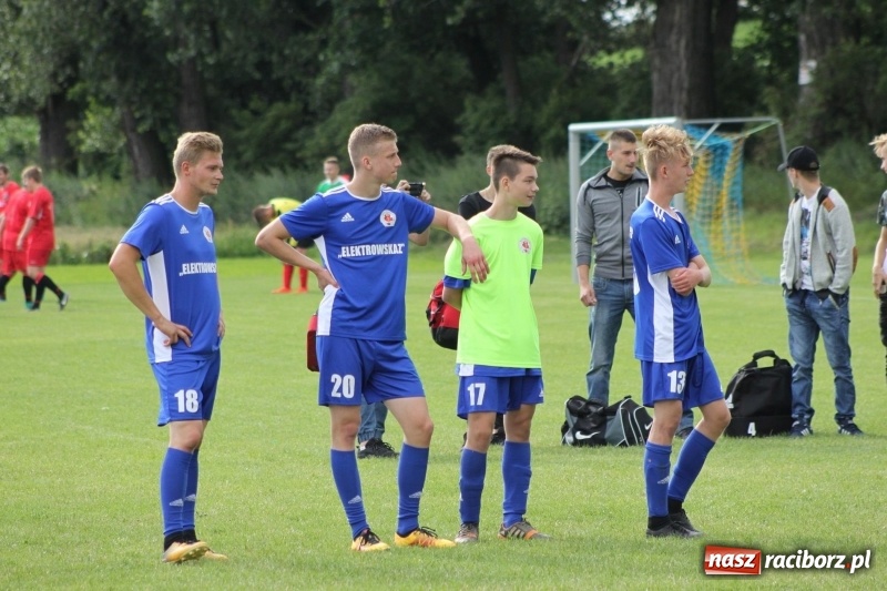 Zdjęcie w galerii na portalu naszraciborz.pl: Piłkarze Krzanowic z Pucharem Prezesa LKS Cyprzanów wiadomości z regionu