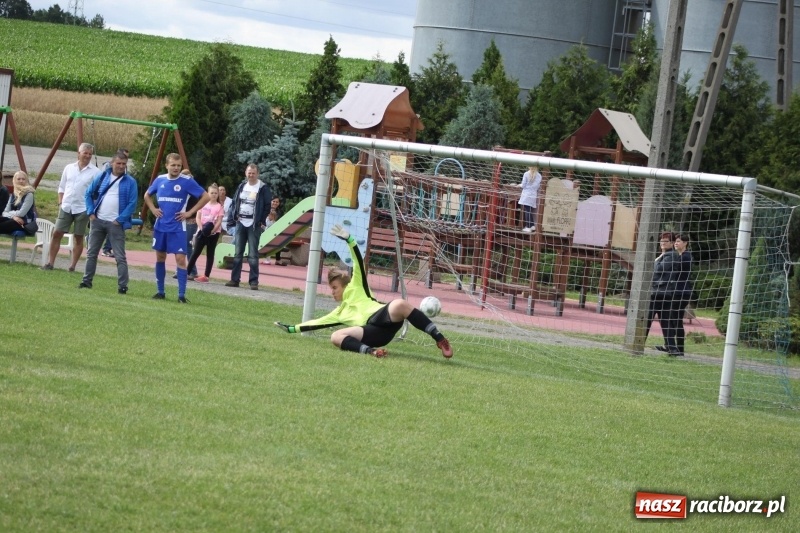 Zdjęcie w galerii na portalu naszraciborz.pl: Piłkarze Krzanowic z Pucharem Prezesa LKS Cyprzanów wiadomości z regionu
