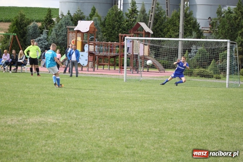 Zdjęcie w galerii na portalu naszraciborz.pl: Piłkarze Krzanowic z Pucharem Prezesa LKS Cyprzanów wiadomości z regionu