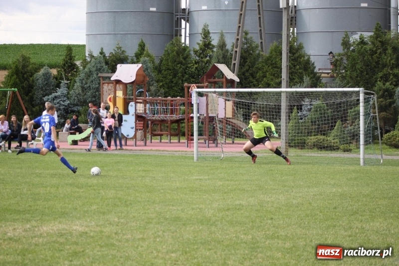 Zdjęcie w galerii na portalu naszraciborz.pl: Piłkarze Krzanowic z Pucharem Prezesa LKS Cyprzanów wiadomości z regionu