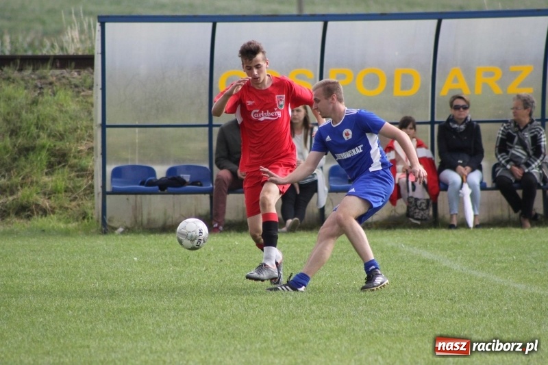 Zdjęcie w galerii na portalu naszraciborz.pl: Piłkarze Krzanowic z Pucharem Prezesa LKS Cyprzanów wiadomości z regionu