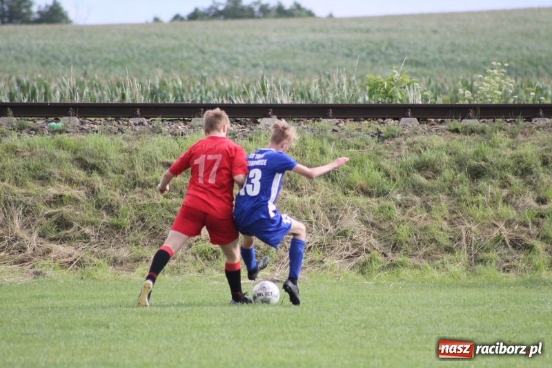 Zdjęcie w galerii na portalu naszraciborz.pl: Piłkarze Krzanowic z Pucharem Prezesa LKS Cyprzanów wiadomości z regionu