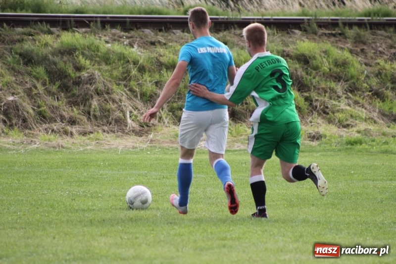 Zdjęcie w galerii na portalu naszraciborz.pl: Piłkarze Krzanowic z Pucharem Prezesa LKS Cyprzanów wiadomości z regionu